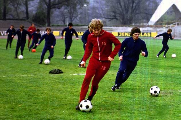 Gerd Schellenberg übt das Dribbling, re. Jürgen Pommerenke Fußball Länderspiel Herren Vorbereitungslager der Nationalmannschaft auf die Weltmeisterschaft 1974 in der BR Deutschland, WM Totale Ernst-Abbé-Sportfeld Jena Dynamik,