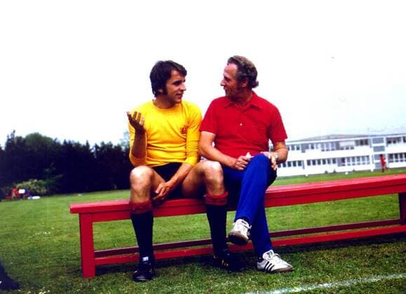Torwart Jürgen Croy und Masseur Walter Schenk bei einer angeregten Unterhaltung Fußball Länderspiel Herren Nationalmannschaft 1974, DFV Gruppe Harmonie,