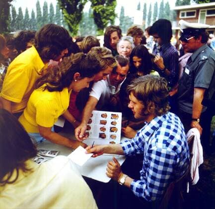 DDR-Spieler Konrad Weise dicht umringt gibt Autogramme Fußball Länderspiel Herren Aufgebot der Nationalmannschaft der DDR für die Weltmeisterschaft 1974, in der BR Deutschland, WM Totale Ratingen Begeisterung,