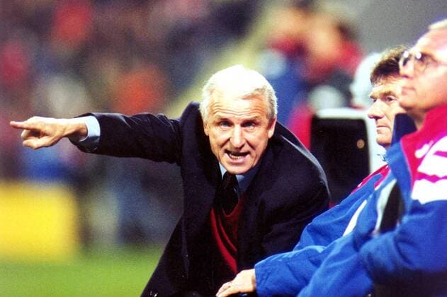 Coach Giovanni Trapattoni deutet dem Fotografen, er solle seine Kamera auf das Spielfeld richten, Belästigung, genervt Fußball 1. BL Herren Saison 1997 98: FC Bayern München Gruppe Ulrich-Haberland-Stadion Leverkusen Komik, Wut, Verzweiflung,