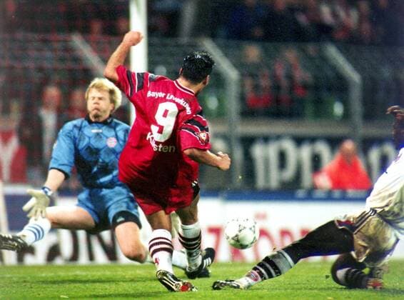 Ulf Kirsten erzielt das 4:2 gegen Bayerns Torwart Oliver Kahn, re. Kommt Samuel Kuffour mit dem Tackling zu spät Fußball 1. BL Herren Saison 1997 98: Bayer 04 Leverkusen - FC Bayern München Gruppe Ulrich-Haberland-Stadion Leverkusen Dynamik,