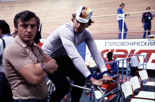 Michael Hübner auf der Rolle, daneben sein Trainer Gert Müller Radsport Herren Spiele der Freundschaft 1984, Bahnradsport, Sprint, Bahn; Bahnrad Gruppe Moskau