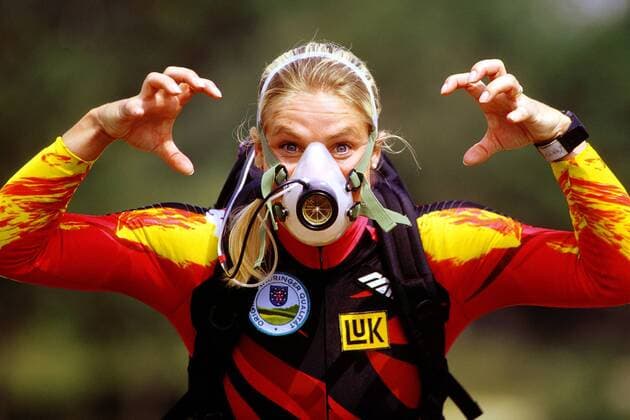 Gunda Niemann-Stirnemann mit Sauerstoffmaske; Eisschnellauf Damen Langstrecke, 3000 m, 1500 m, Mehrkampf: Wissenschaft, Sportwissenschaft, Technik, Gerät Einzelbild Font Romeu Komik,