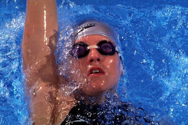 Antje Buschschulte im Wasser von oben Schwimmen EM Damen Europameisterschaft: Frauen, Rücken, Rückenschwimmen Einzelbild Sevilla Dynamik,