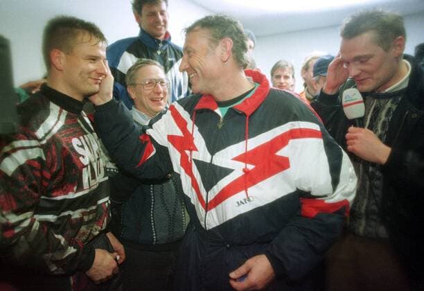 Streicheleinheit für Torwart Kay Wehner nach dem Spiel im Kabinengang von Coach Eduard Geyer Fußball Herren DFB-Pokal, Halbfinale, Saison 1996 97: FC Energie Cottbus Gruppe Stadion der Freundschaft Cottbus Harmonie, Freude,