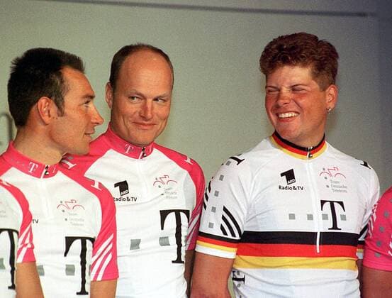 Kleiner Scherz am Rande, v.r.: Jan Ullrich, Bjarne Riis aus Dänemark und Erik Zabel, Radsport Herren Straßenradsport, Straße: Team Deutsche Telekom, Präsentation, Vorstellung, Saison 1998, Gruppe Telekom-Hauptquartier Bonn Harmonie, Freude,