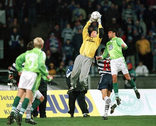 Torwart Kiraly mit schöner Parade gegen Ballwanz Fußball 1. BL Herren Saison 1997 1998, Hertha BSC Berlin - VfL Wolfsburg 1:0 Gruppe Olympiastadion Berlin Anstrengung, Dynamik, Kampf,