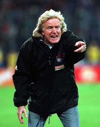 Coach Winfried Schäfer engagiert Fußball 1. BL Herren Saison 1997 1998: KSC, Karlsruher SC, Karlsruhe Einzelbild Parkstadion Gelsenkirchen Verzweiflung,