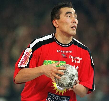 Talant Duishebaev beim Siebenmeter Handball 1. BL Herren Saison 1997 1998: TuS Nettelstedt Porträt Konzentration,