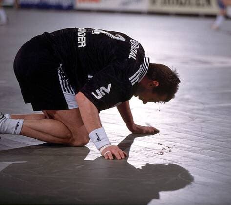 Kiels Magnus Wislander kniet mit blutender Platzwunde auf dem Parkett Handball 1. BL Herren Saison 1997 98: THW Kiel Einzelbild Ostseehalle Kiel