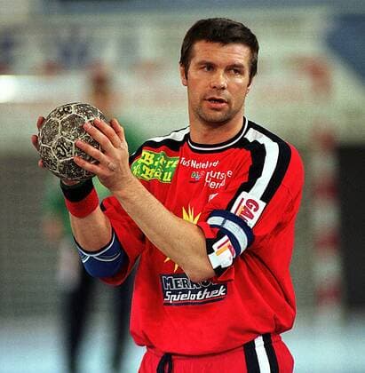 Bogdan Wenta mit Ball Handball 1. BL Herren Saison 1997 1998: TuS Nettelstedt Einzelbild