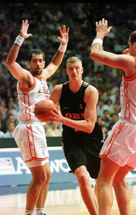 Jürgen Malbeck marschiert durch die spanische Abwehr Basketball EM Herren Nationalmannschaft, Europameisterschaft, Vorrunde, Gruppe D, Deutschland - Spanien Gruppe Olimpic Barcelona Dynamik, Abwehr, Konzentration,