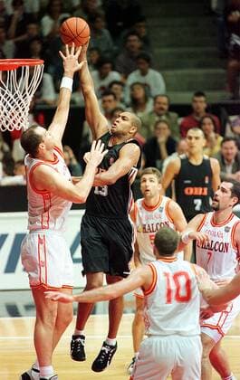 Der Deutsche Ademola Okulaja (Mi..) setzt sich gegen vier Spanier durch Basketball EM Herren Nationalmannschaft, Europameisterschaft, Vorrunde, Gruppe D, Spanien - Deutschland 67 : 59 Gruppe Olimpic Barcelona Abwehr, Dynamik, Anstrengung, Kampf,