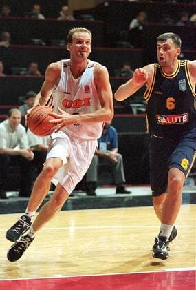 Henning Harnisch mit Ball verfolgt vom Ukrainer Leonid Lailo Basketball EM Herren Nationalmannschaft, Europameisterschaft, Vorrunde, Gruppe D: BR Deutschland - Ukraine Gruppe Olimpic Barcelona Dynamik,