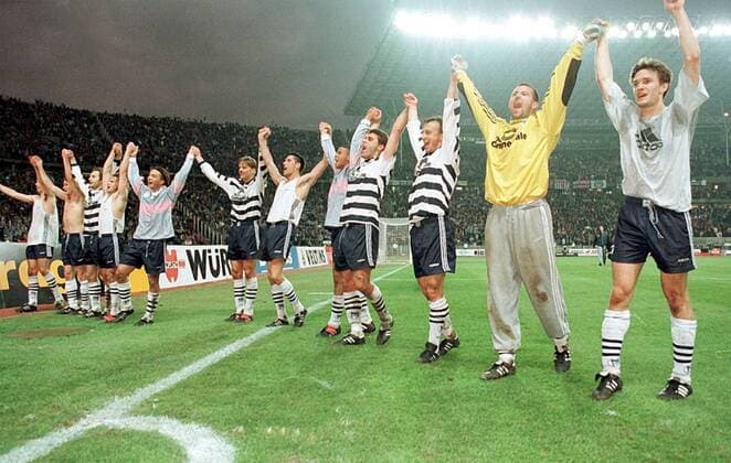 Die Hertha, v.r.: Andreas Schmidt, Torwart Gabor Kiraly, Andreas Thom, Steffen Karl, Michel Dinzey, Sixten Veit, Eyjölfur Sverrisson, Ante Covic, Marc Arnold, Dick van Burik Fußball 1. BL Herren Saison 1997 98: Hertha BSC Berlin Totale Olympiastadion Berlin Harmonie, Freude,