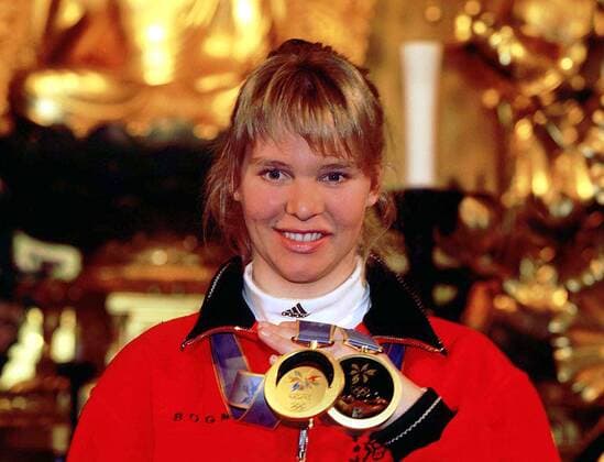 Katja Seizinger zeigt den Fotografen stolz ihre Medaillen Alpiner Skilauf OS Winter Damen Olympische Winterspiele, Spiele, Olympia, Olympiade, Kombinationsabfahrt, Ski alpin, Skisport Einzelbild Minami Sports Park Nagano Glück, Freude,