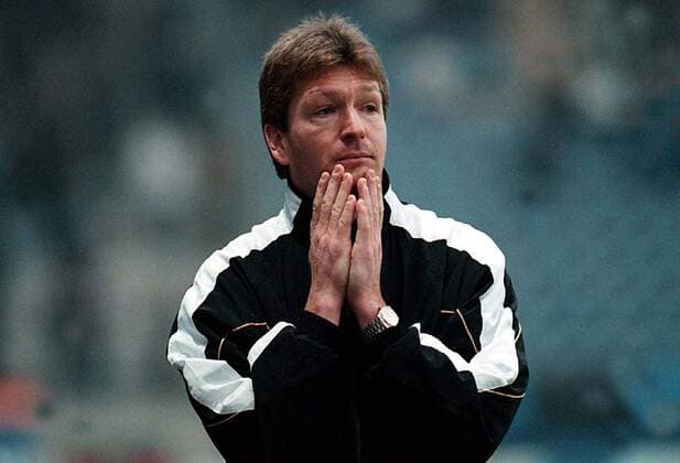Trainer Roland Dickgießer mit besorgtem Blick Fußball 2. BL Herren Saison 1995 96, SV Waldhof Mannheim Einzelbild Mannheim Nachdenklichkeit, Skepsis,
