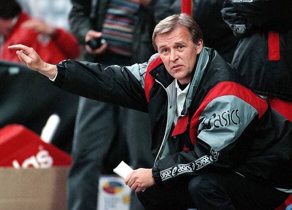 Trainer Dieter Brei gestikulierend auf der Bank Fußball Herren Saison 1996 97, Rot Weiß Essen Einzelbild Essen Ungeduld, Spannung,