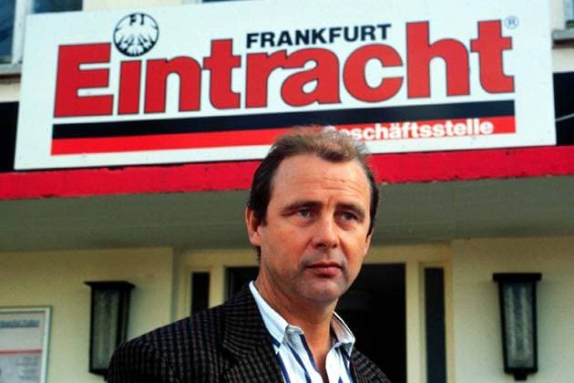 Sportlicher Leiter Bernd Hölzenbein vor der Geschäftsstelle der Eintracht Fußball 2. BL Herren Saison 1996 97, Eintracht Frankfurt, Vorstand, Präsidium Porträt Waldstadion Frankfurt M.