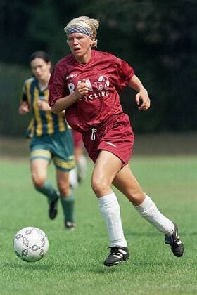 Doris Fitschen (Praunheim) - Dribbling Fußball Damen Saison 1997 98, Frauen, Frauenfußball, Hermes Cup, Pokal, SG Praunheim - SF Siegen Einzelbild Praunheim Dynamik,