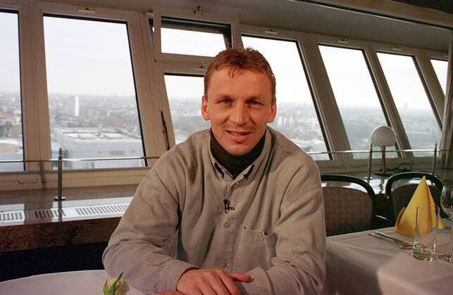Andreas Thom (Hertha BSC) auf dem Funkturm. Weil Thom sieben Jahre lang für keinen Berliner Verein spielte, muß sich der Ex-Stürmer des BFC Dynamo im Westen der Stadt völlig neu orientieren. Das tat er hier vom Funkturm aus Fußball 1. BL Herren Saison 1997 98, Hertha BSC Berlin Einzelbild Berlin
