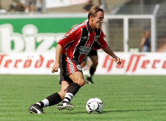 Olaf Janßen mit Ball Fußball 2. BL Herren Saison 1997 1998: Eintracht Frankfurt Einzelbild Waldstadion Frankfurt M. Dynamik,
