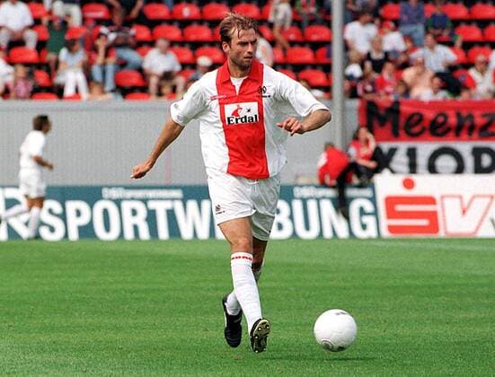 Jürgen Klopp mit Ball Fußball 2. BL Herren Saison 1997 1998: FSV Mainz 05 Einzelbild Stadion am Bruchweg Mainz Dynamik,