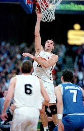 Der Deutsche Hansi Gnad bei einem Korbleger Basketball Qualifikation Herren EM-Qualifikation, Länderspiel, DBB, Nationalmannschaft: BR Deutschland - Griechenland Einzelbild Martin-Schleyer-Halle Stuttgart Dynamik,
