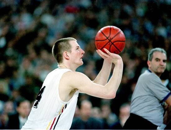 Henrik Rödl beim Freiwurf im Seitenprofil Basketball Qualifikation Herren EM-Qualifikation, Länderspiel, DBB, Nationalmannschaft: BR Deutschland Einzelbild Martin-Schleyer-Halle Stuttgart Konzentration,