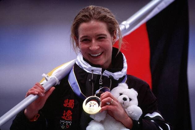 Claudia Pechstein (Deutschland) mit ihrer Goldmedaille und Deutschlandfahne Eisschnellauf OS Winter Damen Olympische Winterspiele, Spiele, Olympia, Olympiade, 5000m Porträt M-Wave Nagano Glück, Freude, Begeisterung,