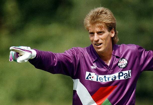 Eintracht - Torwart Uli Stein mit Anweisungen für die Verteidigung Fußball 1. BL Herren Saison 1993 1994, Eintracht Frankfurt Einzelbild Frankfurt M. Konzentration,