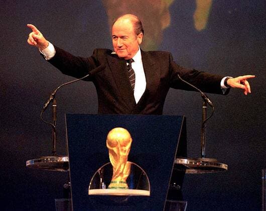 FIFA-Generalsekretär Sepp Blatter als Zeremonienmeister der Auslosungsveranstaltung Fußball WM Herren Auslosung zur Fußball-Weltmeisterschaft 1998, FIFA World Cup Einzelbild Stade Velodrome Marseille
