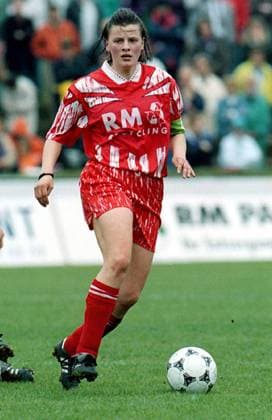 Pia Wunderlich mit Ball Fußball 1. BL Damen Saison 1995 1996: Frauenfußball, Frauen, SG Praunheim Einzelbild Dynamik, Konzentration,