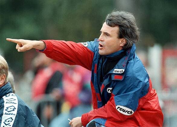 Coach Wolfgang Frank gibt Anweisungen Fußball 2. BL Herren Saison 1996 1997: 1. FSV Mainz 05 Einzelbild Stadion am Bruchweg Mainz Ungeduld, Verzweiflung,