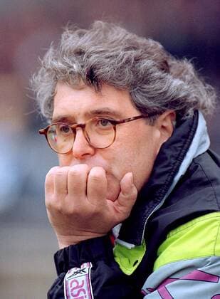 Fußball, Trainerhistorie, Kickers Offenbach Trainer Wilfried Kohls mit nachdenklichem Blick stützt sein Kinn in die Hand Fußball Herren Saison 1994 1995: Kickers Offenbach, OFC Porträt Darmstadt Enttäuschung, Nachdenklichkeit, Skepsis,