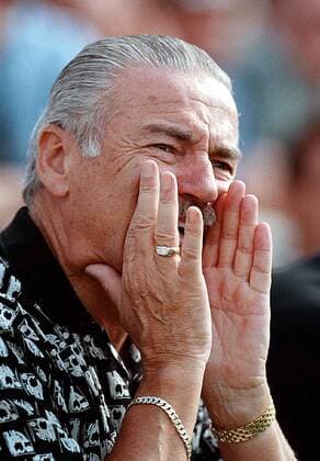 Trainer Heinz Wulf gibt Anweisungen Fußball Herren Saison 1996 1997: Oberliga Hessen, SV 07 Raunheim Porträt Nachdenklichkeit, Ungeduld,