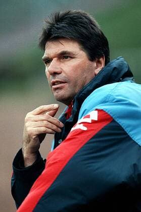 Trainer Max Reichenberger mit nachdenklichem Blick Fußball Herren Saison 1996 1997: Regionalliga Süd, SV Darmstadt 98 Porträt Böllenfalltor Darmstadt Nachdenklichkeit, Skepsis, Konzentration,