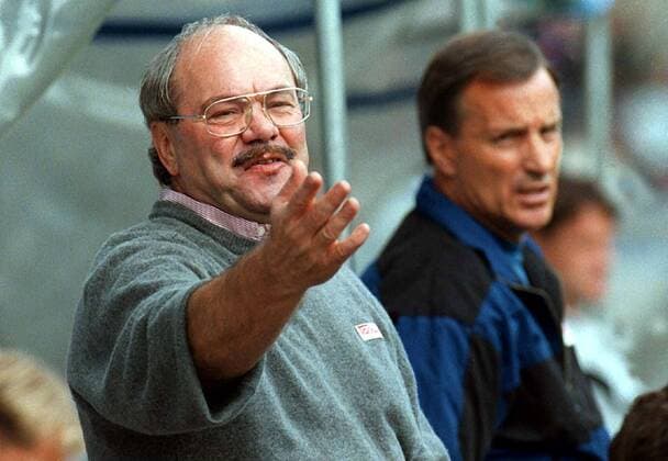 Trainer Klaus Schlappner mit skeptischer Miene, im Hintergrund Günter Sebert Fußball 2. BL Herren Saison 1996 1997: SV Waldhof Mannheim Gruppe Carl-Benz-Stadion Mannheim Nachdenklichkeit, Skepsis,