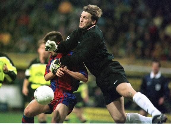 BVB-Torwart Stefan Klos klärt vor Celades Fußball Herren Supercup, Europapokal, Europacup, Saison 1997 1998, Champions League Gewinner - Pokalsieger, Gruppe Westfalenstadion Dortmund Dynamik,