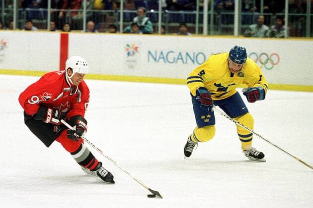 Wayne Gretzky mit der Scheibe, re. der Schwede Ulf Samuelsson Eishockey OS Winter Olympische Spiele, Winterspiele, Olympia, Olympiade, Finalrunde: Schweden - Kanada Gruppe Big Hat Nagano City Dynamik,