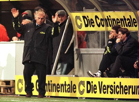 Trainer Nevio Scala fällt dazu nichts mehr ein Fußball Herren Supercup, Saison 1997 1998, Europapokal, Europacup, Champions League Gewinner - Pokalsieger Einzelbild Westfalenstadion Dortmund Enttäuschung, Verzweiflung,