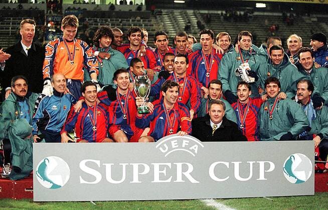 Supercup-Gewinner Barca, h.R.v.l.: Trainer Louis van Gaal, Torwart Ruud Hesp, Fernando Couto, Winston Bogarde, Nadal, Giovanni, Rivaldo, davor u.a. Michael Reiziger, Anderson, Luis Figo, Sergi, Albert Ferrer Fußball Herren Supercup, Saison 1997 1998, Europapokal, Europacup, Champions League Gewinner - Pokalsieger, Sieger Totale Westfalenstadion Dortmund Dynamik, Harmonie, Begeisterung, Freude, Kameradschaft,