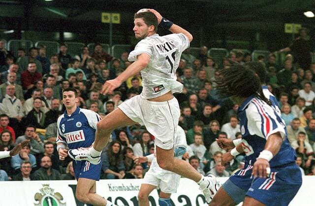 Daniel Stephan ungehindert beim Sprungwurf Handball Länderspiel Herren Super-Cup, Supercup, Nationalmannschaft 1998: BR Deutschland - Frankreich Einzelbild Europahalle Karlsruhe Dynamik,