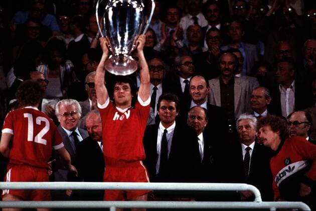 Matchwinner Felix Magath präsentiert stolz den Cup, dahinter der damalige HSV-Präsident Klein Fußball EC 1 Herren Europapokal d. Landesmeister, Europacup, Saison 1982 1983, Finale, Hamburger SV - Juventus Turin 1:0 Gruppe Olympiastadion Athen Glück, Begeisterung, Freude,