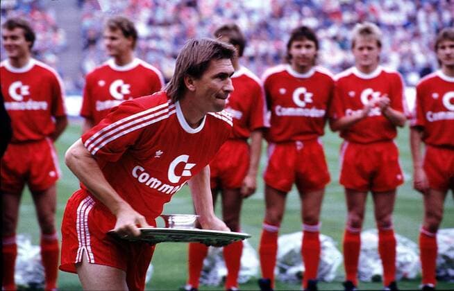 Fußball, FC Bayern München, Deutscher Meister 1989 Die Bayern während der Meister-Feier 1989: Kapitän Klaus Augenthaler stemmt die Meisterschale, im Hintergrund wartet das Team Fußball 1. BL Herren Saison 1988 1989, Bayern München, Meisterfeier, Landesmeister, Einzelbild Olympiastadion München Glück, Freude,