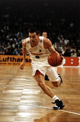 Mike Koch mit Ball Basketball Qualifikation Herren EM, EM-Qualifikation, Nationalmannschaft, Länderspiel: BR Deutschland Einzelbild Martin-Schleyer-Halle Stuttgart Dynamik,