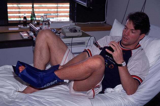 Lothar Matthäus im Krankenbett Fußball 1. BL Herren Saison 1995 1996: FC Bayern München Einzelbild München