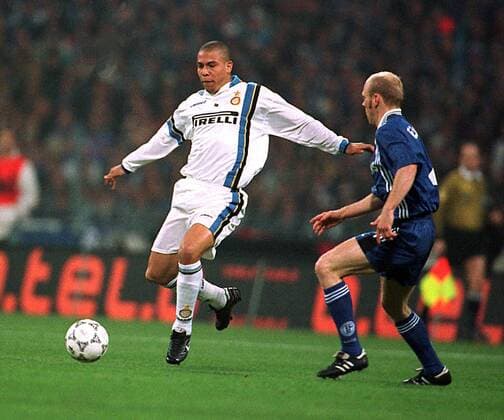 Ronaldo mit Ball attackiert vom Schalker Yves Eigenrauch Fußball EC 3 Herren UEFA-Cup, Saison 1997 1998, Viertelfinale, Rückspiel: FC Schalke 04 - Inter Mailand Gruppe Parkstadion Gelsenkirchen Dynamik,