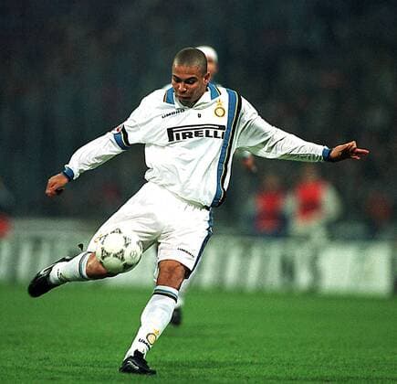 Ronaldo beim Torschuß Fußball EC 3 Herren UEFA-Cup, Pokal, Saison 1997 1998, Viertelfinale, Rückspiel: Inter Mailand Einzelbild Parkstadion Gelsenkirchen Dynamik,