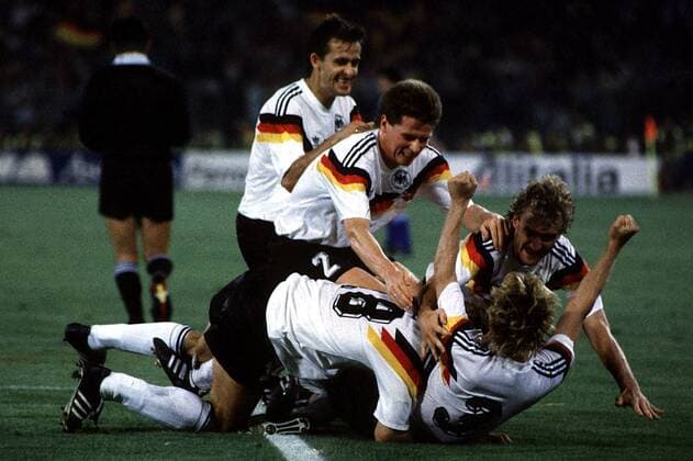 Andreas Brehme wird von den Kollegen nach dem Elfmetertor zu Boden gedrückt, v.li.: Pierre Littbarski, Stefan Reuter, Jürgen Klinsmann und Rudi Völler (alle Deutschland) Fußball WM Herren Weltmeisterschaft 1990, Endspiel, Finale, Länderspiel, Deutschland - Argentinien 1:0 Gruppe Olympiastadion, Stadio Olimpico Rom Glück, Harmonie, Begeisterung, Freude,